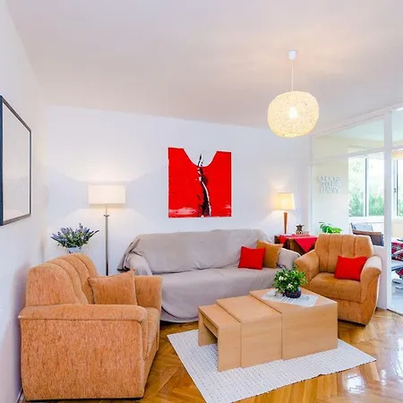Fiesta Apartment *