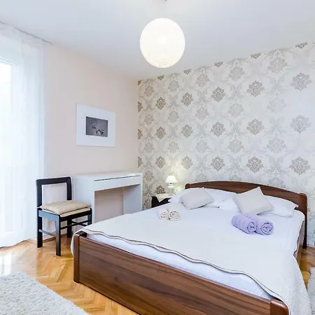 Fiesta Apartment *