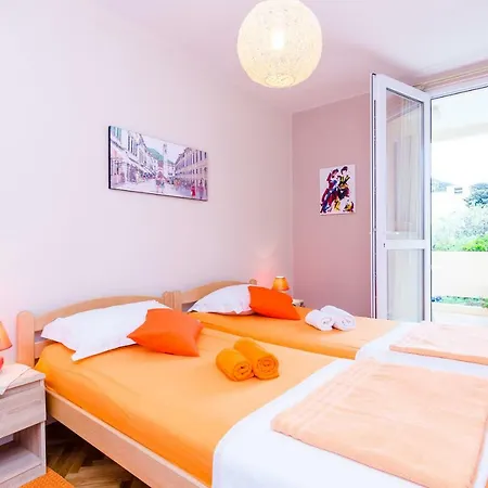 Fiesta Apartment *